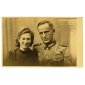 Photo de studio d'un Gefreiter allemand en m36 Feldbluse avec sa femme